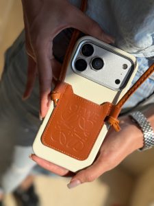قاب گوشی چرمی Loewe با جاکارتی و بند بلند C2323 - تصویر 2